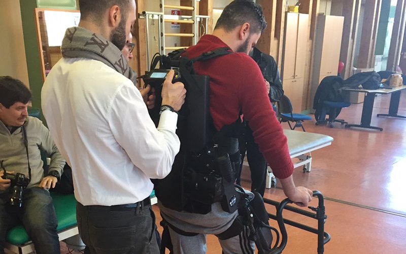 Un esoscheletro per aiutare le persone con lesione midollare