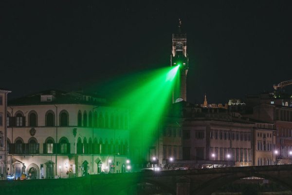 Un ‘raggio verde’ unisce nella notte Palazzo Vecchio col Ponte Vespucci