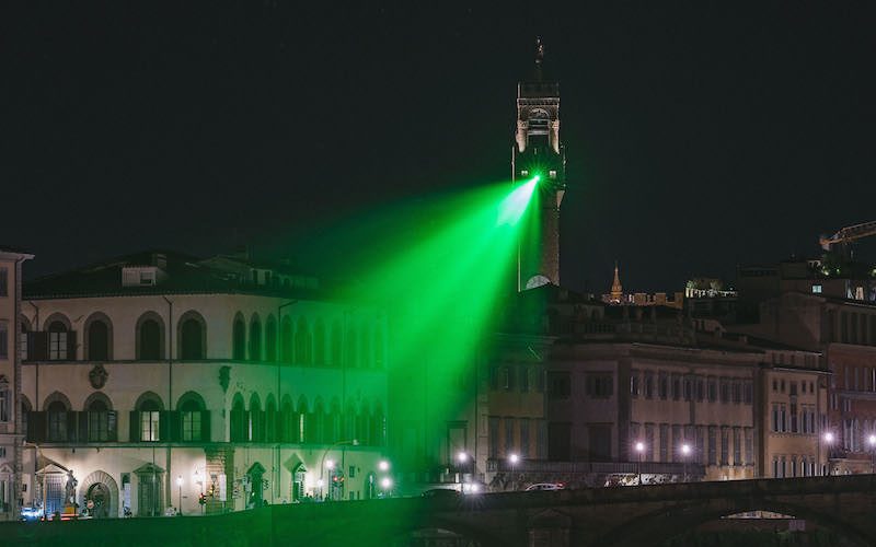 Un ‘raggio verde’ unisce nella notte Palazzo Vecchio col Ponte Vespucci
