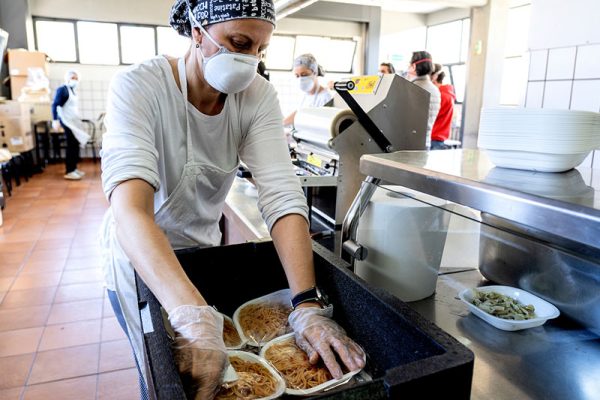 Quasi 1000 i ‘nuovi’ fiorentini in cerca di aiuto alimentare: dona il tuo contributo