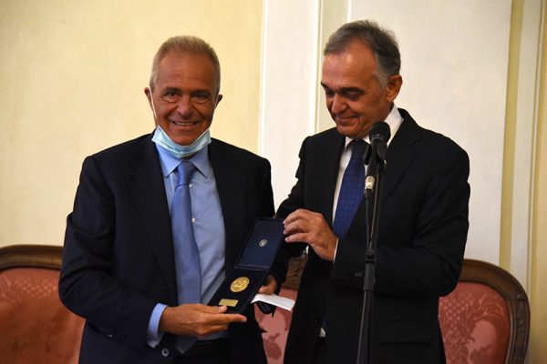 Medaglia d’oro della Regione alla Fondazione CR Firenze per l’impegno durante l’emergenza sanitaria