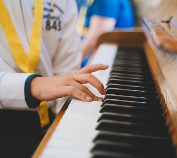 bambini imparano a suonare il pianoforte