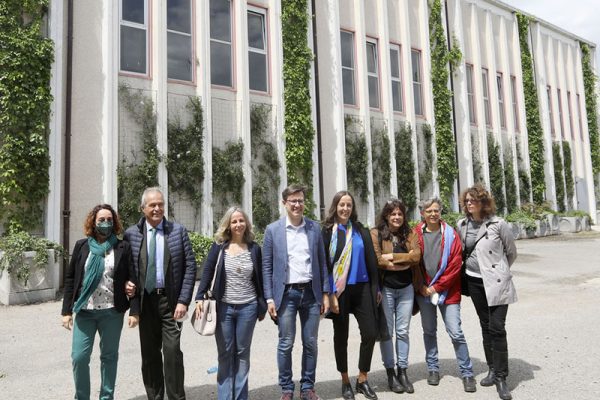 Pareti verdi in città, ‘inaugurato’ il giardino verticale alla scuola Kassel