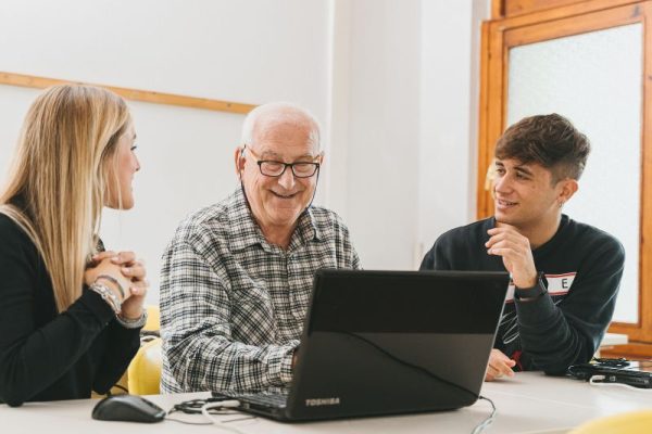 Amico Digitale, assistenza e formazione gratuita agli anziani sui servizi web