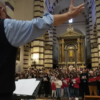 Un momento della performance dei cantori a Grosseto