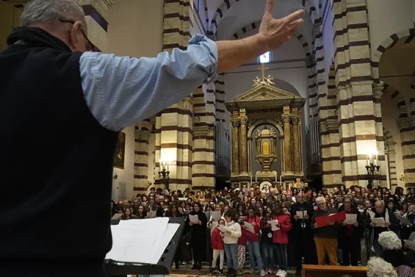 Un momento della performance dei cantori a Grosseto