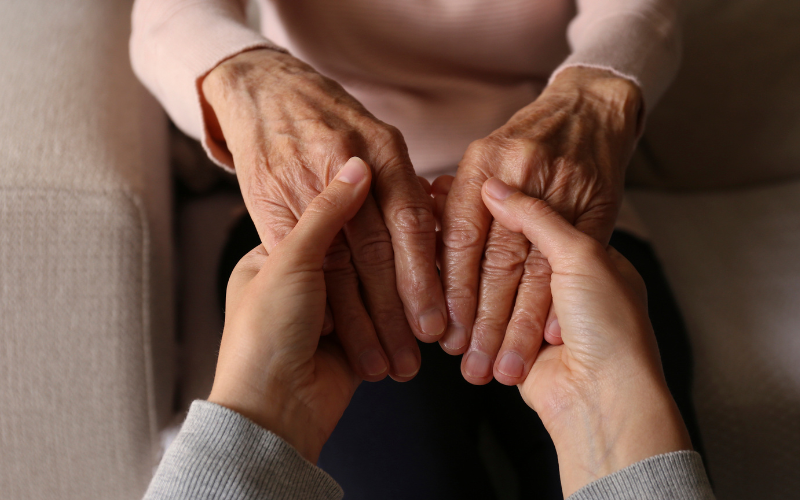 Un bando per progetti per persone che assistono familiari non autosufficienti