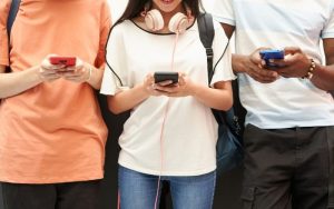 Dipendenze digitali, una “task force” di docenti nelle scuole