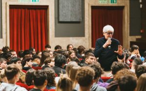 Beppe Severgnini incontra gli studenti al teatro Puccini per l’iniziativa “OGGI a scuola”