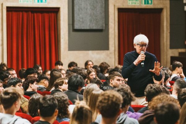 Beppe Severgnini incontra gli studenti al teatro Puccini per l’iniziativa “OGGI a scuola”
