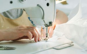 Aperte le iscrizioni per FILOLAB, il corso gratuito di cucito e ricamo promosso e sostenuto da Kennedy Human Rights Italia e Fondazione CR Firenze