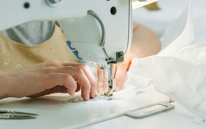 Aperte le iscrizioni per FILOLAB, il corso gratuito di cucito e ricamo promosso e sostenuto da Kennedy Human Rights Italia e Fondazione CR Firenze
